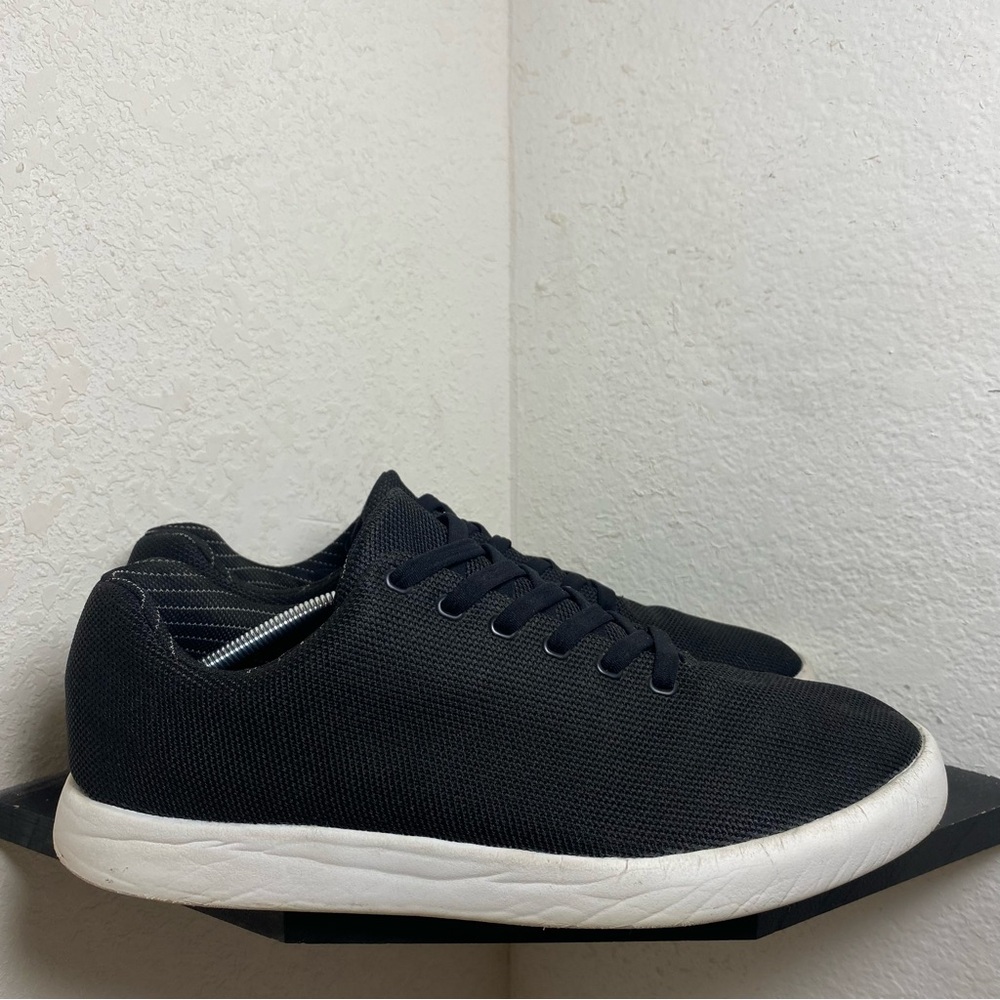 Atom model 000 r34 black white